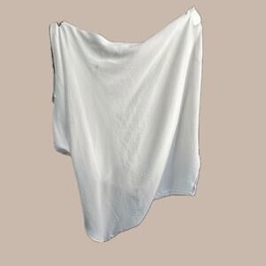 Vici a symmetrical white top